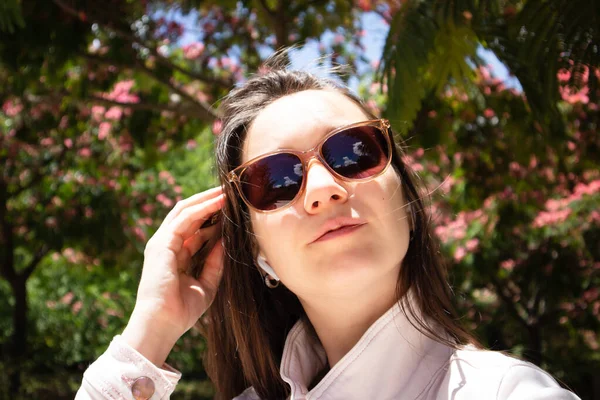 Şık Güneş Gözlüklü Genç Bir Kız Bahar Bahçesinde Açmakta Olan — Stok fotoğraf