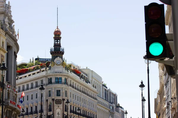 Madrid Spanyolország 2022 Június Zöld Jelzőlámpa Városkép Hátterében Spanyolország Fővárosának — Stock Fotó