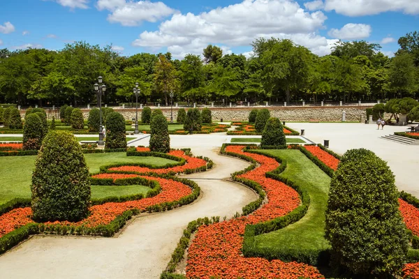 西班牙马德里 2022年6月1日 美丽的绿色公园 有修剪过的地面的植物园 修剪过的灌木 夏日开着红花的花坛 难以置信的公园自然 — 图库照片