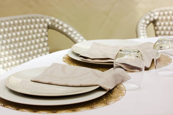 Gyönyörűen Megterített Asztal Vacsorára Ebéd Klasszikus Étteremben Kávézó Terasz Fehér — Stock Fotó