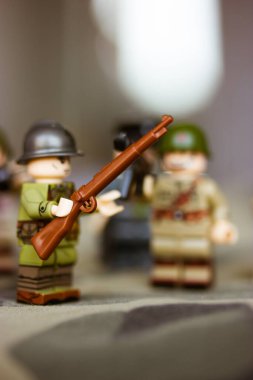 Kyiv, Ukrayna. 9 Mart 2022. İkinci Dünya Savaşı 'ndan LEGO askerleri. Oyuncak asker, kamuflaj üniformalı, makineli tüfekli, silahlı. Askerler, alay. Ukrayna 'da savaş. Silahlı kuvvetler, askeri birlikler..