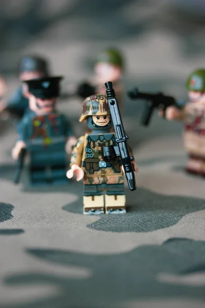 ウクライナのキエフ 2022年3月9日 第二次世界大戦のレゴ兵 武器でカモフラージュ制服のおもちゃの兵士 ウクライナでの戦争 軍隊の形成 — ストック写真