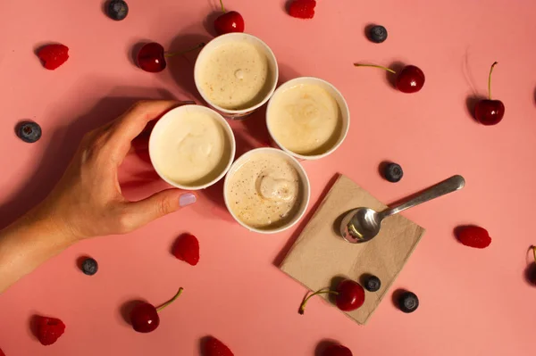 Жіноча Рука Тягнеться Морозива Паперових Чашечках Рожевому Столі Сезонні Ягоди — стокове фото