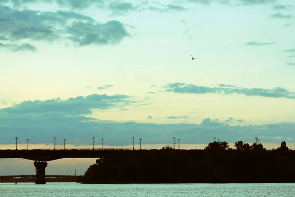 Silhouette Contrastée Pont Voiture Dessus Une Rivière Avec Eau Bleue — Photo