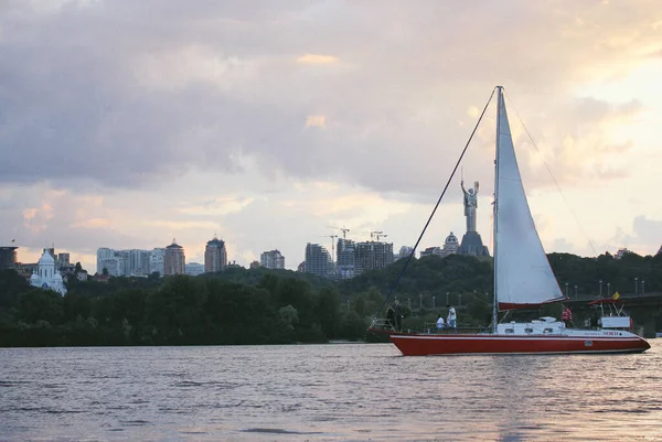 Kyiv Ukrayna Mayıs 2021 Dnipro Nehrinde Beyaz Yelkenli Mavi Alacakaranlık — Stok fotoğraf