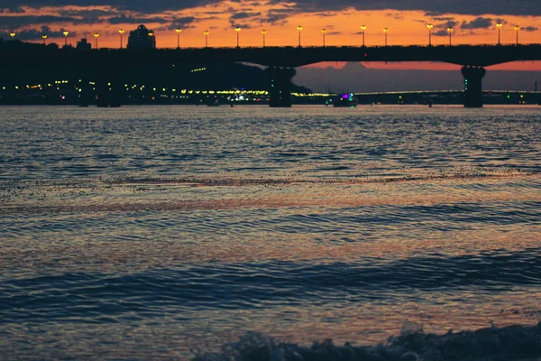Panorama Der Nächtlichen Stadt Mit Beleuchtung Ruhiger Wasseroberfläche Kleinen Wellen — Stockfoto