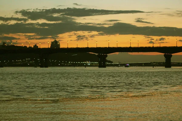 Панорама Нічного Міста Освітленням Спокійна Поверхня Води Невеликі Хвилі Річці — стокове фото