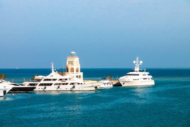 El Gouna, Mısır. Ekim 12020 Mısır Venedik Limanı lüks özel yatlar, tekneler, gemiler için liman. Kızıl Deniz 'deki mavi su. Mavi gökyüzüne karşı deniz feneri. Lüks tatil köyüne seyahatler