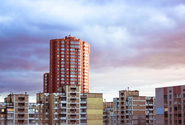 Casa Moderna Los Barrios Antiguos Paisaje Urbano Con Casas Altas —  Fotos de Stock