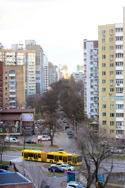Kiew Ukraine März 2021 Straße Wohngebiet Mit Dichten Hochhäusern Gelber — Stockfoto