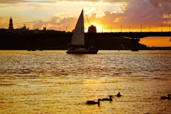 Kyiv Ukraine June 2021 Sailing Yacht Sailboat River Sunset Orange — Foto de Stock