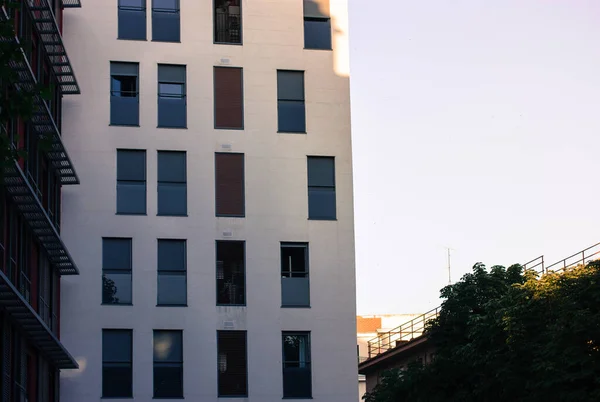 Офісна Будівля Довгими Прямокутними Вікнами Міська Сучасна Архітектура Фрагмент Фасад — стокове фото