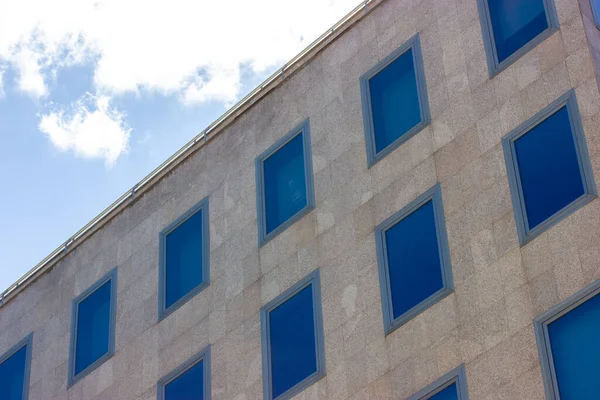 Die Fassade Eines Modernen Betongrauen Bürohochhauses Mit Vielen Glasfenstern Geschäftszentrum — Stockfoto