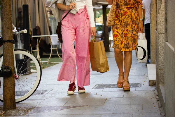 Madrid Ukraine July 2022 Two Successful Stylish Dressed Young Women — Foto Stock