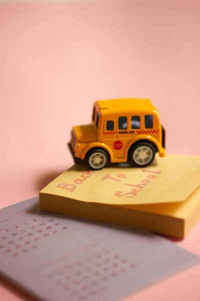 Toy Yellow American School Bus Table Calendar Dates Colorful Wooden — Stockfoto