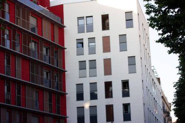 Madrid İspanya. Mayıs 12022 Modern beyaz ve kırmızı evler cephesi, meskun apartman pencereleri. Şehir merkezindeki sokak. Şehir manzarası. Otel iş binası.