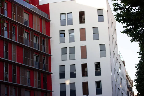 Madrid Espagne Mai 2022 Façade Maisons Blanches Rouges Modernes Fenêtres — Photo