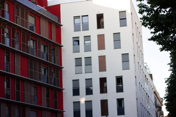 Madrid Espanha Maio 2022 Fachada Casas Brancas Vermelhas Modernas Janelas — Fotografia de Stock