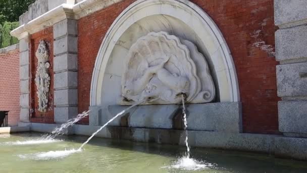 Madrid Spanje Juli 2022 Een Oude Roodbakstenen Fontein Met Waterstralen — Stockvideo