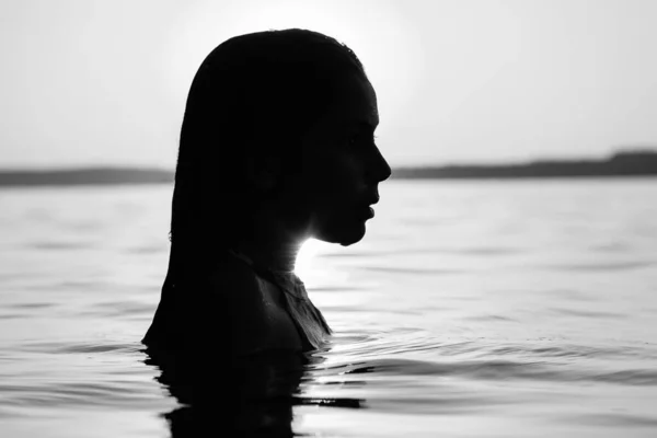 Portrait Noir Blanc Enfant Profil Eau Calme Une Mer Océan — Photo