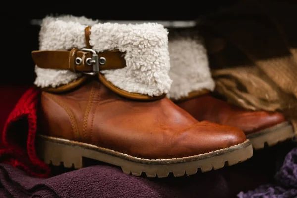 Sepatu Kulit Yang Sudah Usang Dengan Bulu Domba Sepatu Musim — Stok Foto