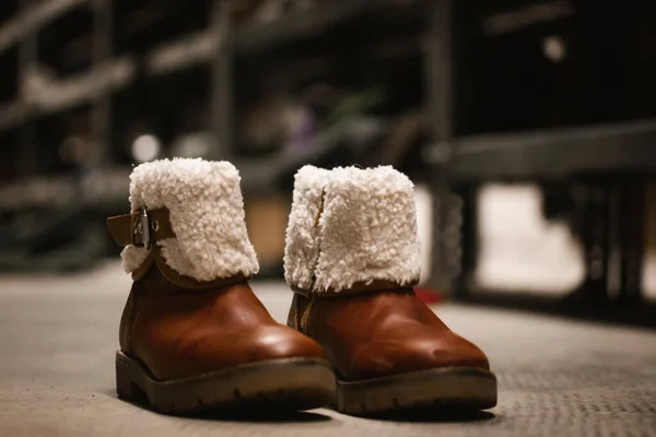 Velhas Botas Couro Desgastadas Com Pele Carneiro Queda Inverno Sapatos — Fotografia de Stock