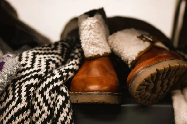 Старые Ношенные Кожаные Сапоги Мехом Овчины Осенью Зимние Изолированные Туфли — стоковое фото