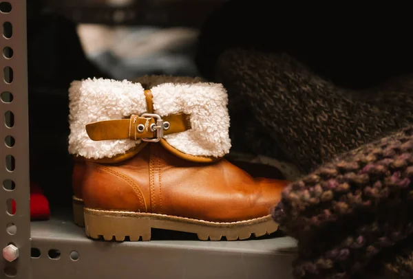 Sepatu Kulit Yang Sudah Usang Dengan Bulu Domba Sepatu Musim — Stok Foto