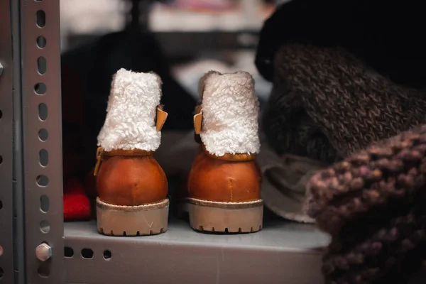 Velhas Botas Couro Desgastadas Com Pele Carneiro Queda Inverno Sapatos — Fotografia de Stock