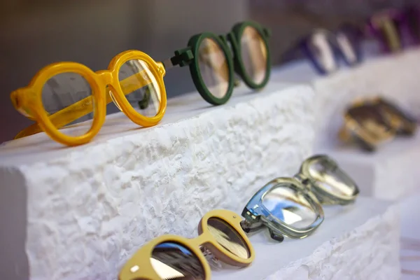 Different Stylish Modern Handmade Sunglasses Different Colors Forms Storefront Glass — стоковое фото