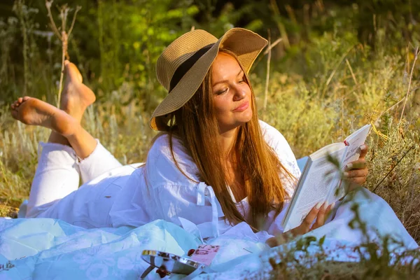 Όμορφη Μελαμψό Μαυρισμένη Νεαρή Γυναίκα Ψάθινο Καπέλο Διαβάζει Ένα Βιβλίο — Φωτογραφία Αρχείου