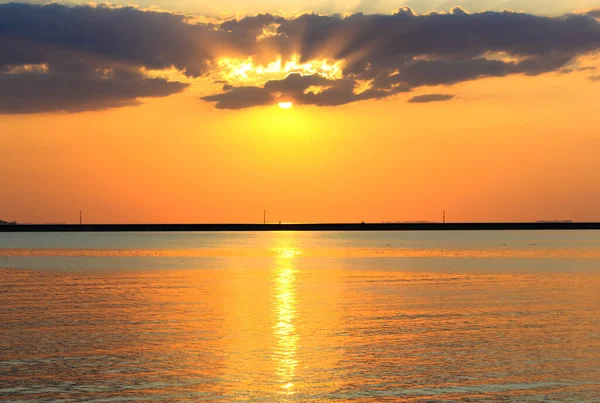 Прекрасный Закат Море Богатое Оранжево Желтое Небо Солнце Заходит Горизонт — стоковое фото