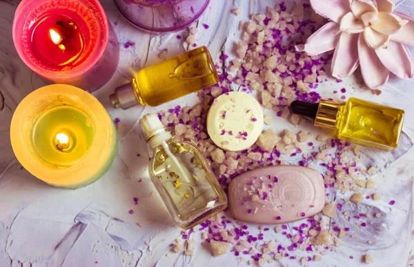 Cristais Sal Marinho Perfumados Com Lavanda Espalhados Uma Mesa Barras — Fotografia de Stock