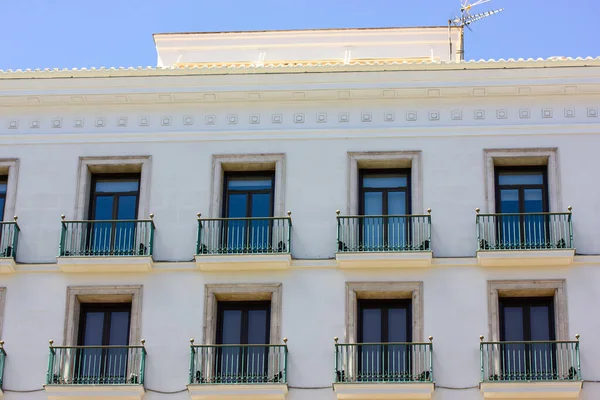 外面的立面 有许多窗户 玻璃门 老房子的墙 装修成古典风格的白色建筑 欧洲城市历史街道上的建筑 西班牙马德里 — 图库照片