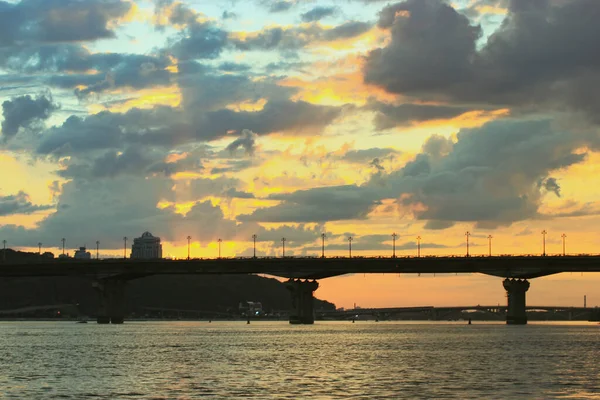 Silhouette Contrastée Pont Voiture Dessus Une Rivière Avec Eau Bleue — Photo