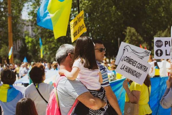 Madrid España Mayo 2022 Padre Sosteniendo Hijita Sus Brazos Personas —  Fotos de Stock