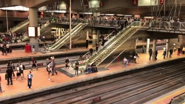 Madrid Spanya Mayıs 2022 Atocha Tren Istasyonu Nsanlar Platformda Durup — Stok video