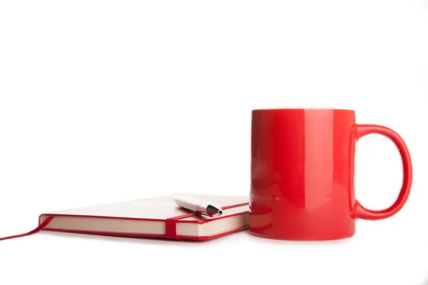 kırmızı not defteri, kalem ve çay