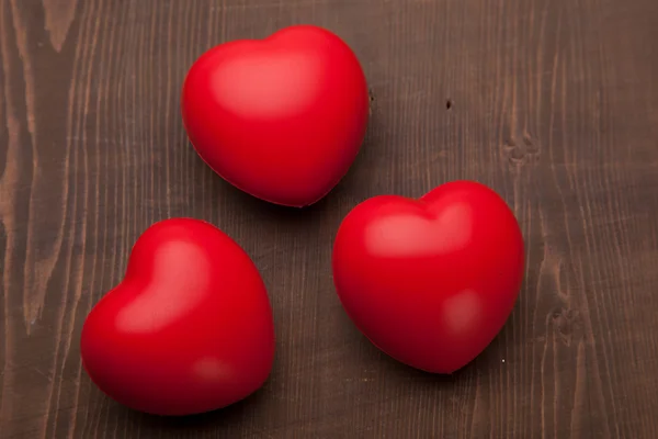 Три красных резиновых сердца — стоковое фото