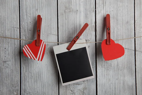 İki kağıt kalp ve anlık fotoğraf