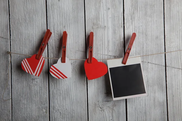 Üç kağıt kalpleri ve anlık fotoğraf