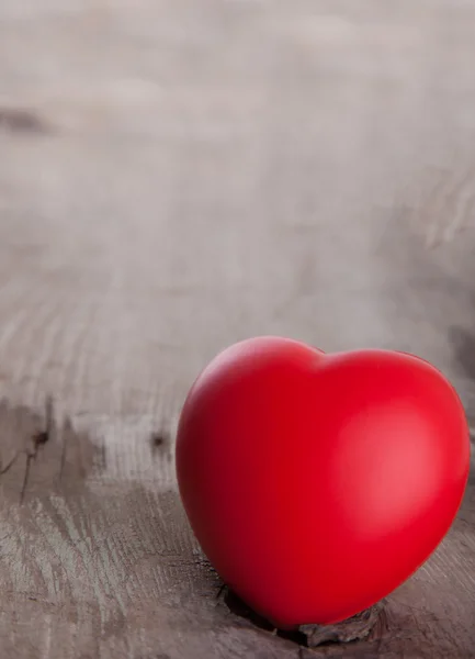 ahşap masa üzerinde kırmızı kalp
