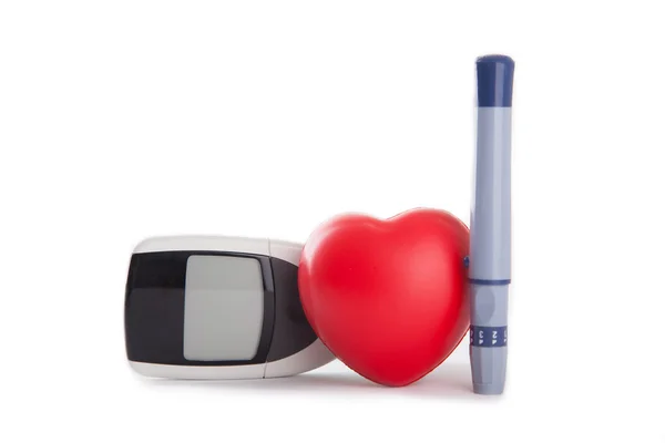 Rood hart met bloed glucose meter — Stockfoto