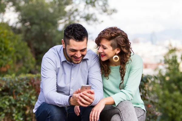 eğlenmek ve Şehir Parkı üstünde hareket eden telefon, arayan genç bir çift