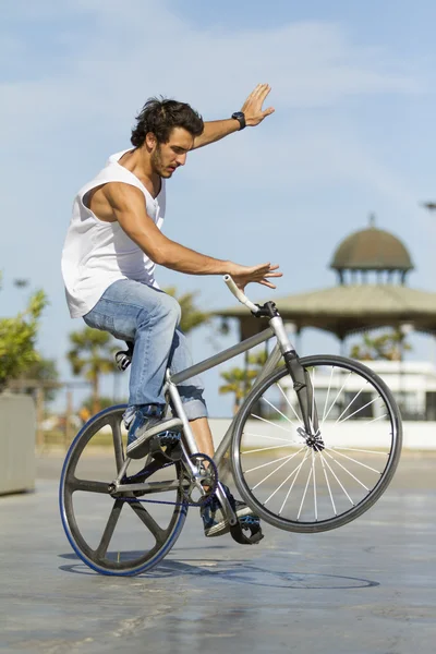 Junger hübscher Sportler fährt Fixie-Fahrrad im Freien — Stockfoto