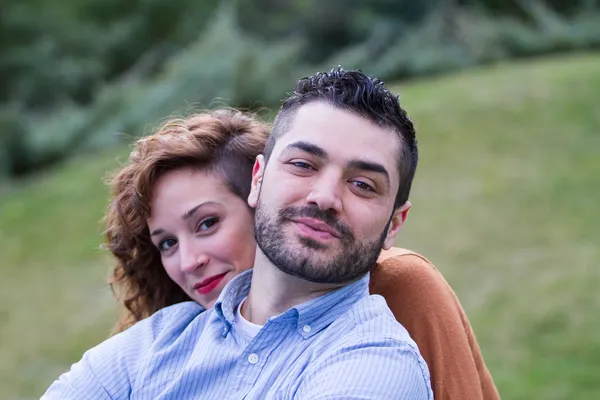 eğlenmek ve Şehir Parkı üstünde hareket eden telefon, arayan genç bir çift