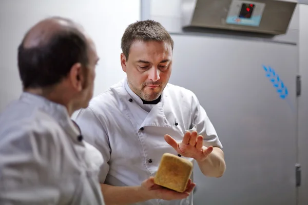 Fırıncılar taze pişmiş ekmek kalite kontrol