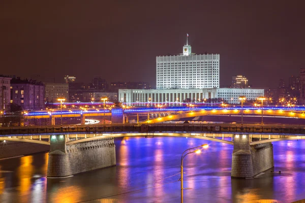 Casa Bianca e argine del fiume Mosca di notte — Foto Stock