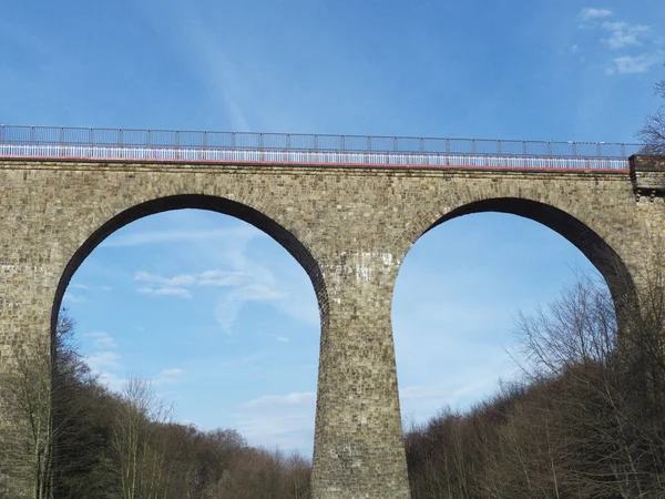 Bir vadi üzerinde taş kemer köprü — Stok fotoğraf