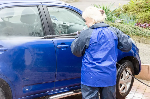 Eine Frau wäscht das Auto — Stockfoto